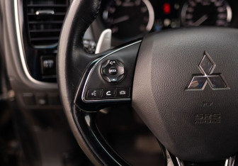 Подержанный автомобиль Mitsubishi Outlander 2015 года (12 фото)