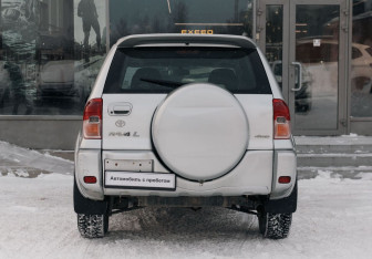 Подержанный автомобиль Toyota RAV4 2003 года (6 фото)