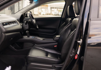 Подержанный автомобиль Honda Vezel 2014 года (20 фото)