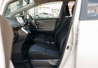 Подержанный автомобиль Toyota Wish Minivan 2012 года (19 фото)