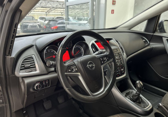 Подержанный автомобиль Opel Astra Wagon 2012 года (7 фото)
