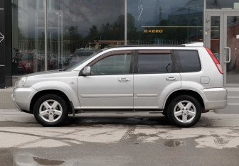 Подержанный автомобиль Nissan X-Trail 2005 года (8 фото)