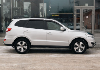 Подержанный автомобиль Hyundai Santa Fe 2011 года (4 фото)