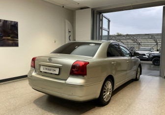Подержанный автомобиль Toyota Avensis Sedan 2003 года (5 фото)