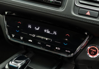 Подержанный автомобиль Honda Vezel 2018 года (14 фото)