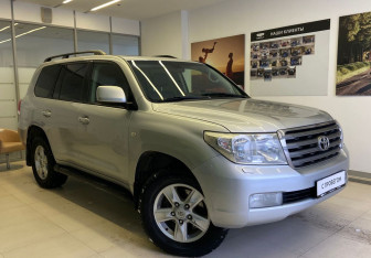 Подержанный автомобиль Toyota Land Cruiser Suv 2010 года (3 фото)