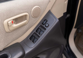 Подержанный автомобиль Toyota Highlander 2001 года (15 фото)