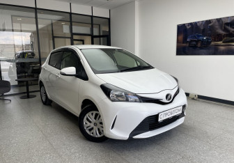 Подержанный автомобиль Toyota Vitz 2015 года (3 фото)
