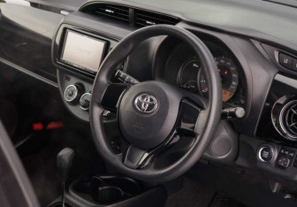 Подержанный автомобиль Toyota Vitz 2018 года (11 фото)