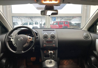 Подержанный автомобиль Nissan Qashqai 2012 года (11 фото)