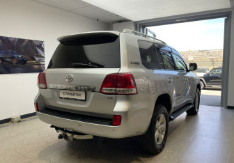 Подержанный автомобиль Toyota Land Cruiser Suv 2011 года (7 фото)