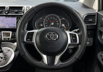 Подержанный автомобиль Toyota Ractis 2014 года (11 фото)