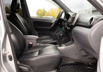 Подержанный автомобиль Toyota RAV4 2001 года (18 фото)