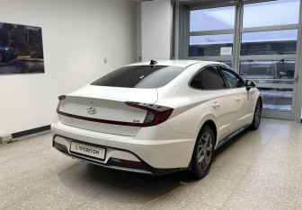 Подержанный автомобиль Hyundai Sonata 2021 года (4 фото)