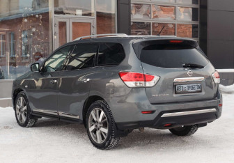Подержанный автомобиль Nissan Pathfinder 2014 года (7 фото)