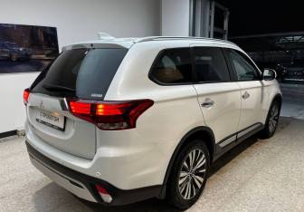 Подержанный автомобиль Mitsubishi Outlander 2021 года (5 фото)