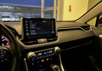Подержанный автомобиль Toyota RAV4 2020 года (8 фото)