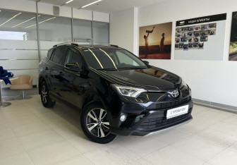 Подержанный автомобиль Toyota RAV4 2017 года (3 фото)