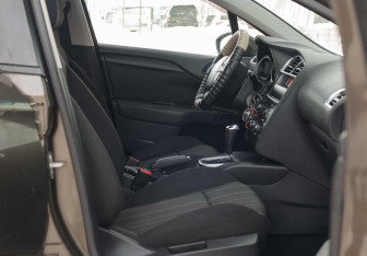 Подержанный автомобиль Citroen C4 Hatchback 2011 года (17 фото)