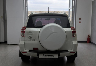 Подержанный автомобиль Toyota RAV4 2011 года (5 фото)