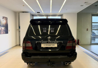 Подержанный автомобиль Toyota Land Cruiser Suv 2000 года (5 фото)