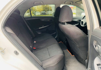 Подержанный автомобиль Toyota Corolla Sedan 2009 года (18 фото)