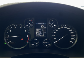 Подержанный автомобиль Lexus LX 2015 года (13 фото)