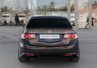 Подержанный автомобиль Honda Accord Sedan 2010 года (6 фото)