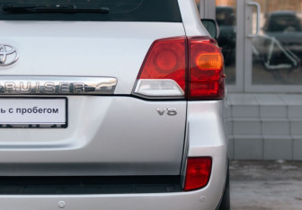 Подержанный автомобиль Toyota Land Cruiser Suv 2012 года (13 фото)