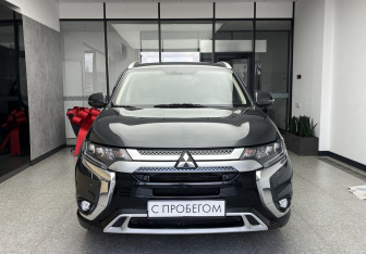 Подержанный автомобиль Mitsubishi Outlander 2020 года (2 фото)