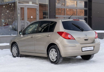 Подержанный автомобиль Nissan Tiida Hatchback 2012 года (7 фото)