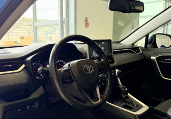 Подержанный автомобиль Toyota RAV4 2021 года (8 фото)
