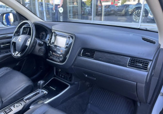 Подержанный автомобиль Mitsubishi Outlander 2017 года (17 фото)