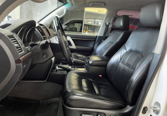 Подержанный автомобиль Toyota Land Cruiser Suv 2012 года (8 фото)