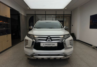 Подержанный автомобиль Mitsubishi Pajero Sport 2022 года (2 фото)