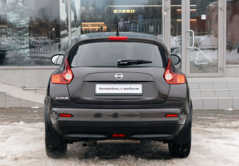 Подержанный автомобиль Nissan Juke 2011 года (6 фото)