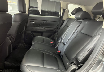 Подержанный автомобиль Mitsubishi Outlander 2020 года (14 фото)