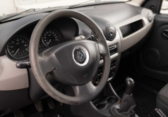 Подержанный автомобиль Renault Sandero 2011 года (11 фото)