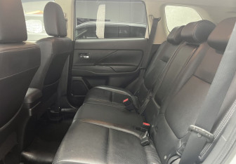 Подержанный автомобиль Mitsubishi Outlander 2015 года (13 фото)