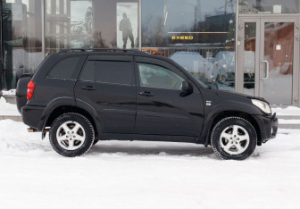Подержанный автомобиль Toyota RAV4 2004 года (4 фото)