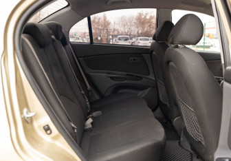 Подержанный автомобиль Kia Rio Sedan 2011 года (18 фото)