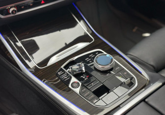 Подержанный автомобиль BMW X7 2023 года (15 фото)