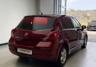 Подержанный автомобиль Nissan Tiida Hatchback 2008 года (5 фото)