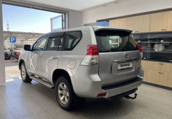 Подержанный автомобиль Toyota Land Cruiser Prado 2011 года (6 фото)