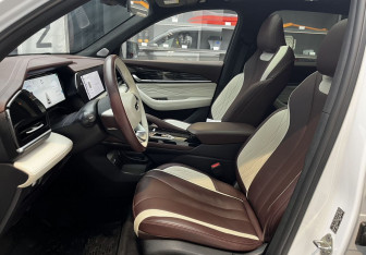 Подержанный автомобиль Geely Monjaro 2023 года (14 фото)