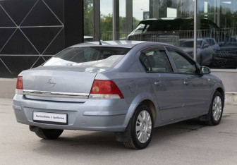 Подержанный автомобиль Opel Astra Sedan 2008 года (5 фото)