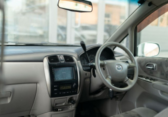 Подержанный автомобиль Mazda Premacy 2002 года (10 фото)