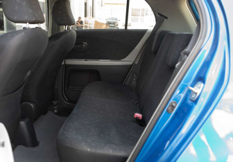 Подержанный автомобиль Toyota Vitz 2009 года (17 фото)