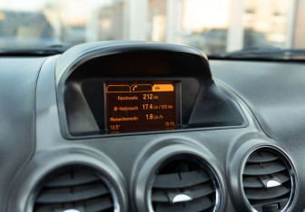 Подержанный автомобиль Opel Antara 2008 года (13 фото)