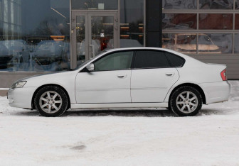 Подержанный автомобиль Subaru Legacy Sedan 2003 года (8 фото)